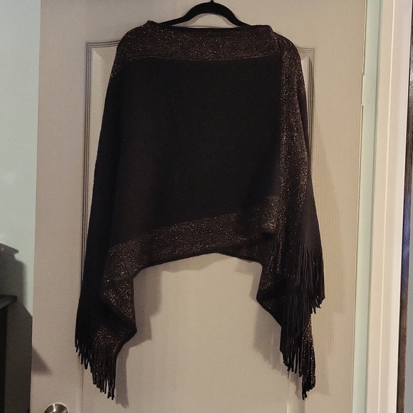 Sweater/Poncho - Picture 1 of 3